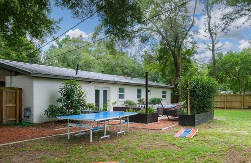 Springtree House | The Gator Getaway - Sleeps 10/Huge Backyard