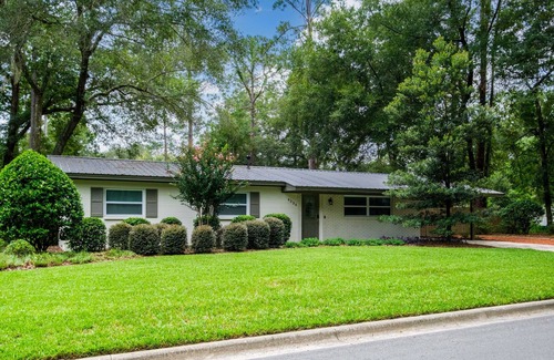 Springtree House | The Gator Getaway - Sleeps 10/Huge Backyard