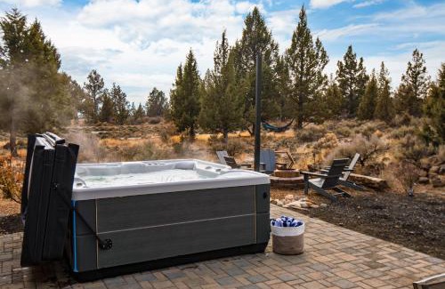 Bend Villa | The Gem Estate by AvantStay Modern Farmhouse w Lavender Fields Hot Tub