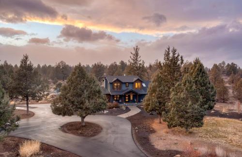 Bend Villa | The Gem Estate by AvantStay Modern Farmhouse w Lavender Fields Hot Tub
