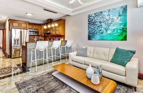 Chinatown Apartment | The Gem - Stylish Penthouse With a Private Deck