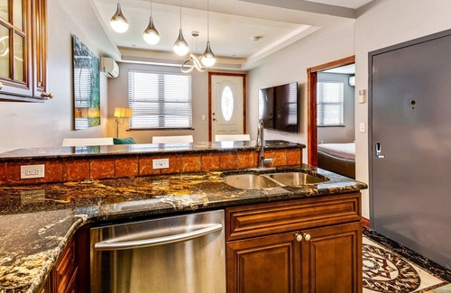 Chinatown Apartment | The Gem - Stylish Penthouse With a Private Deck
