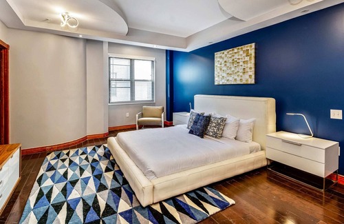 Chinatown Apartment | The Gem - Stylish Penthouse With a Private Deck