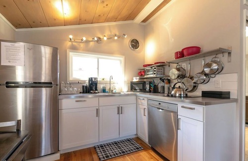 Weaverville Apartment | The Georgia Peach is modern studio apartment, a perfect mountain getaway for two