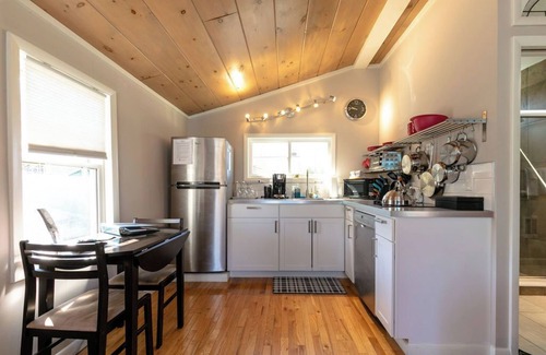 Weaverville Apartment | The Georgia Peach is modern studio apartment, a perfect mountain getaway for two