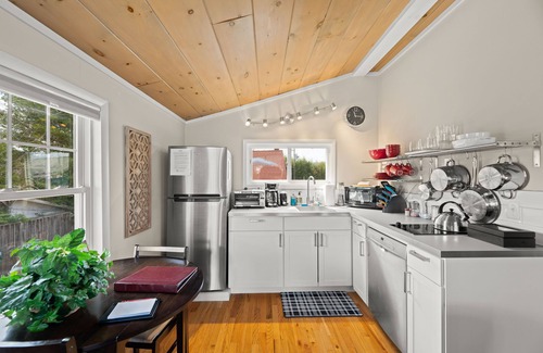 Weaverville Apartment | The Georgia Peach is modern studio apartment, a perfect mountain getaway for two