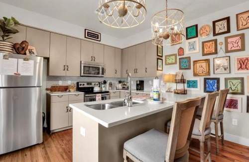 Historic District - North Apartment | The Georgia Peach -near Plant Riverside & downtown