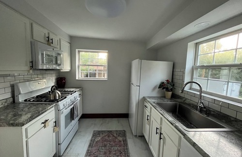 Bloomington House | The Getsi: Two blocks from IWU - Discount for extended stays