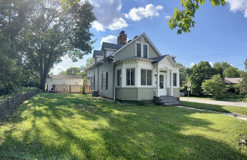 Bloomington House | The Getsi: Two blocks from IWU - Discount for extended stays