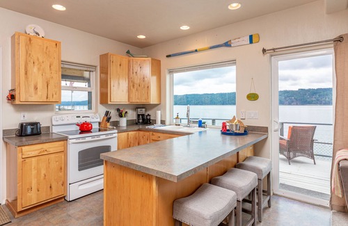 Hoodsport House | The Giggle Fish~Beachfront- Pet Friendly Hood Canal Getaway