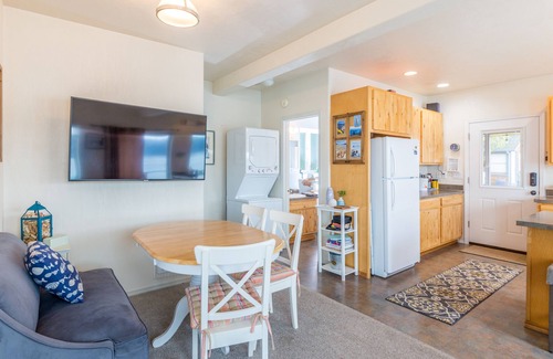 Hoodsport House | The Giggle Fish~Beachfront- Pet Friendly Hood Canal Getaway