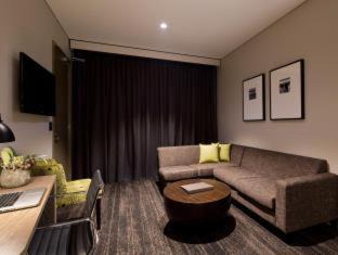 Eight Mile Plains Hotel | The Glen Hotel and Suites