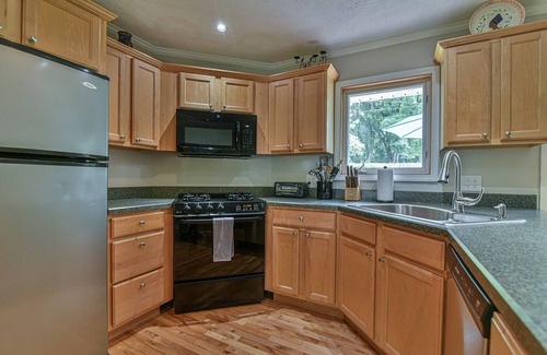 Avery Creek House | {The Glendell} Entire home in Arden with backyard