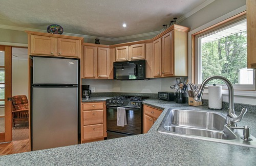 Avery Creek House | {The Glendell} Entire home in Arden with backyard