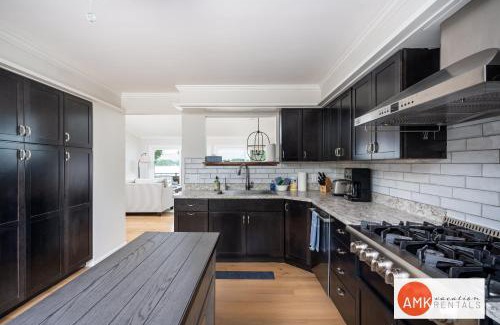 Fennville House | The Glistening Grape - Lakeside Getaway