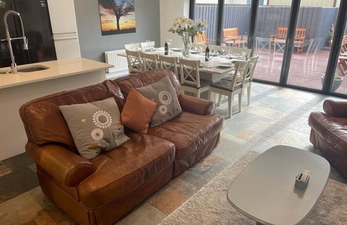 Portrush House | The Glynn, Portrush. Deluxe holiday home, 8 beds 12 guests 5 bedrooms.