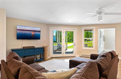 Sister Bay House | The Goat and Cherry - Dogs, Fire Pit & Hot Tub, Escape to Sister Bay!