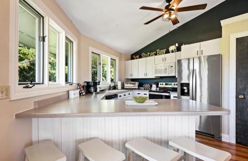Sister Bay House | The Goat and Cherry - Dogs, Fire Pit & Hot Tub, Escape to Sister Bay!