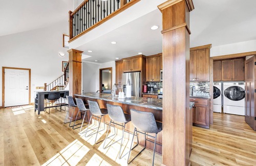 Oconto House | The Goat House | Waterfront | Hottub | 3 Acres | 5 Bedrooms