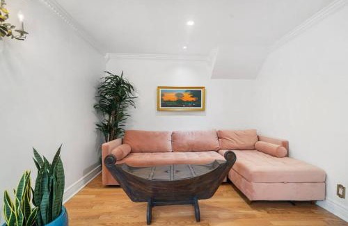 West Palm Beach Apartment | The Golden Alligator 2 - 3 beds 1 bath Palm Beach Regency style, near everything