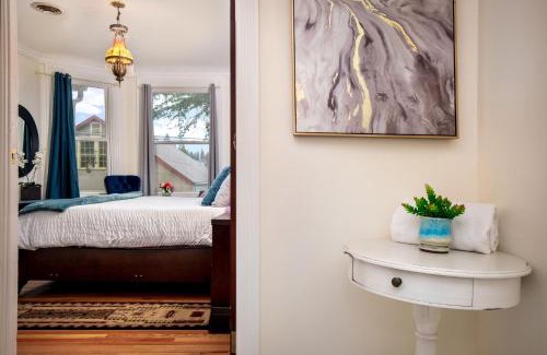 Grass Valley House | The Golden Parlor- Historic Victorian, Hot Tub