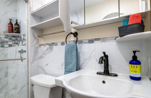 Grass Valley House | The Golden Parlor- Historic Victorian, Hot Tub