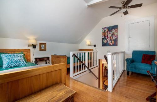 Grass Valley House | The Golden Parlor- Historic Victorian, Hot Tub