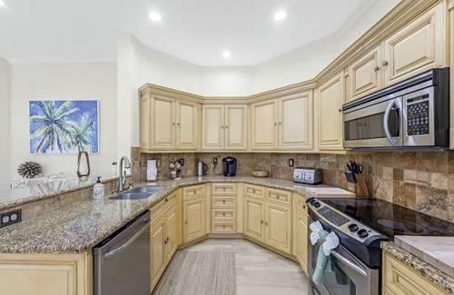 Tropical Cove Condo | The Golden Pineapple at Lexington CC Golf Village