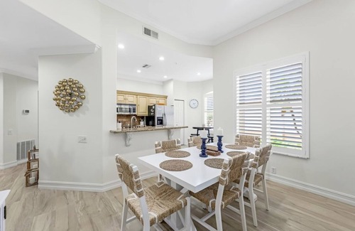 Tropical Cove Condo | The Golden Pineapple at Lexington CC Golf Village
