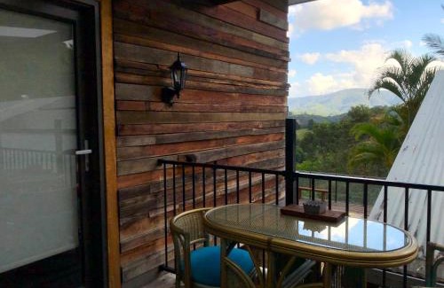 Uki House | THE GOLDEN RETREAT POOL HOUSE