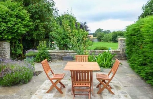 Appleton-le-Moors Cottage | THE GRANARY, pet friendly, with open fire in Appleton-Le-Moors