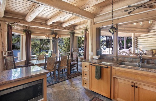 Boulder Bay House | "The Grand" Big Bear Lakefront Log Home. Private Dock. Fire Pit. Hot tub.