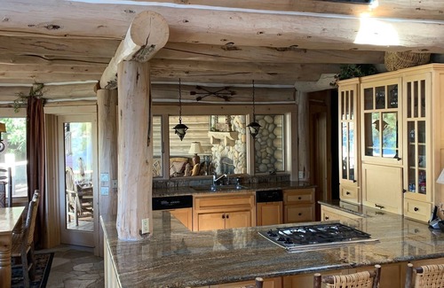 Boulder Bay House | "The Grand" Big Bear Lakefront Log Home. Private Dock. Fire Pit. Hot tub.