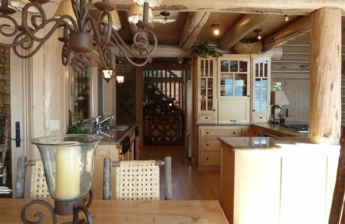 Boulder Bay House | "The Grand" Big Bear Lakefront Log Home. Private Dock. Fire Pit. Hot tub.