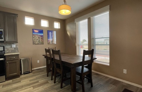 Williams House | The Grand Getaway: Family Friendly, Walk to Grand Canyon Railway & Route 66!