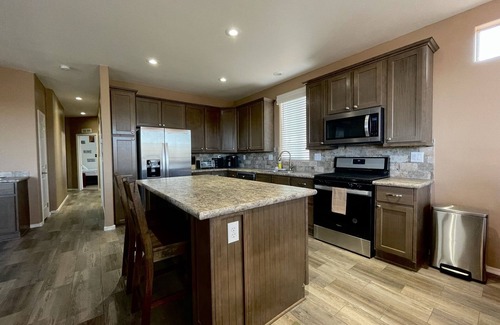 Williams House | The Grand Getaway: Family Friendly, Walk to Grand Canyon Railway & Route 66!