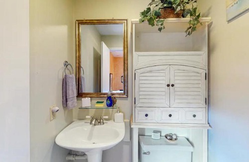 Eureka Springs Historic District Apartment | The Grand Suite - Tradewinds