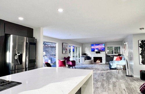 Whittier House | The Grand Whittier 35 Mins, Disneyland, Knotts, Dodger Stadium, Hollywood, DTLA.