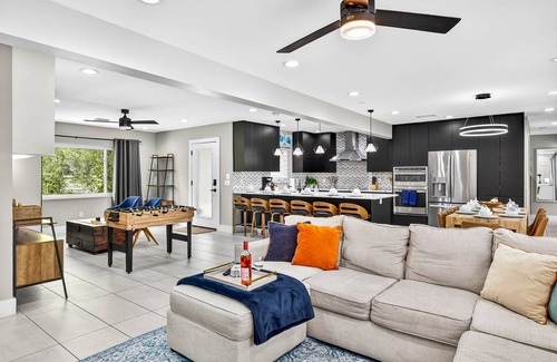 Temple Terrace House | The Grandview | A Luxe Family Retreat w/Pool
