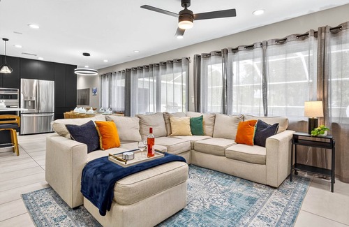 Temple Terrace House | The Grandview | A Luxe Family Retreat w/Pool