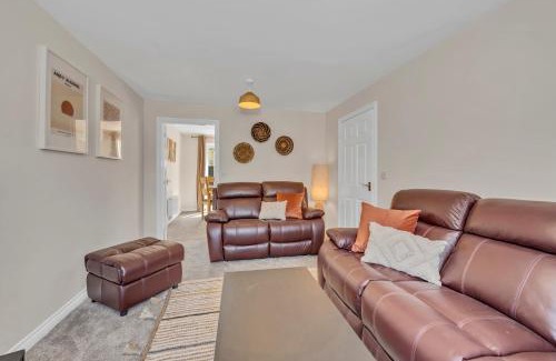 Martlesham Heath House | The Grange Luxe3, 4 Bedroom House,5-beds,Spacious,contractor,family,Internet,free parking,group,study,relocation,easily accessible in Ipswich,Kesgrave