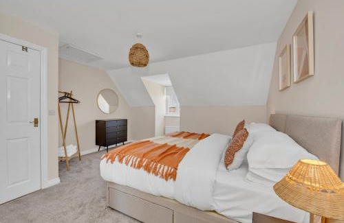 Martlesham Heath House | The Grange Luxe3, 4 Bedroom House,5-beds,Spacious,contractor,family,Internet,free parking,group,study,relocation,easily accessible in Ipswich,Kesgrave