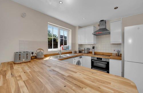 Martlesham Heath House | The Grange Luxe3, 4 Bedroom House,5-beds,Spacious,contractor,family,Internet,free parking,group,study,relocation,easily accessible in Ipswich,Kesgrave