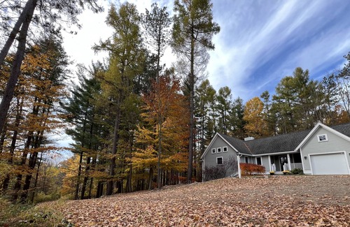 Niobe House | The Gray Owl - A Modern Cottage for 8 with Hot tub