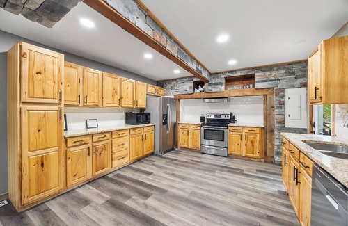 Mount Juliet Cabin | The Great Cabin w/Scenic WaterView, sleeps 8-12 near Nashville, Events Welcome!