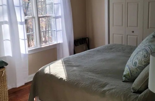 Henderson House | The GREAT ESCAPE - LAKE FRONT, PET FRIENDLY!