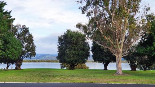 Whitianga House | The Great Escape, Luxury Waterfront, HotTub