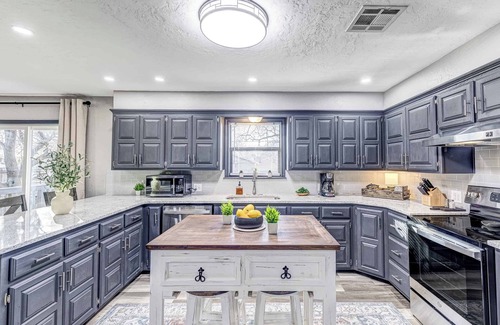 Lawton House | The Great Plains Estate House -3/2-King Bed-Wifi