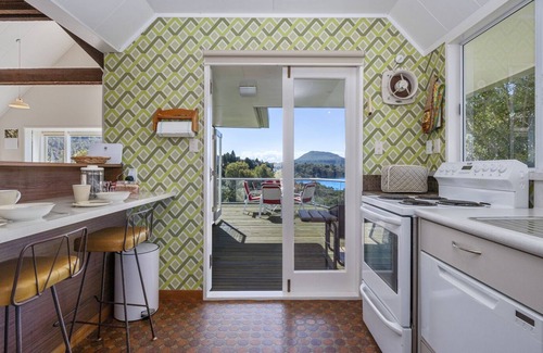 Omori House | The Green Deck - Pukawa Holiday Home