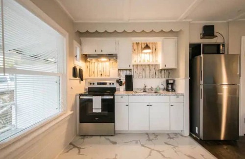 Hendersonville Apartment | The Green Door Cottage